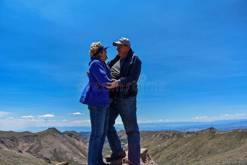 Un vecchio amore, una coppia sposata guardando negli occhi dopo un escursione alla cima del Pikes Peak, in Colorado.