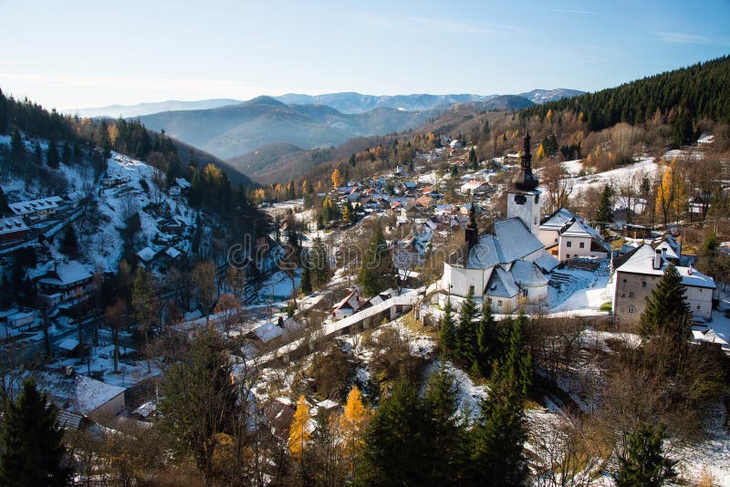 Malebná historická ves Spania Dolina, Slovensko