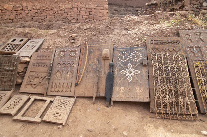 Uși vechi marocane din lemn, sculptate în interior, și filigran din fier prelucrat pentru ferestre în Africa de Vest, Maroc royalty free stock photos