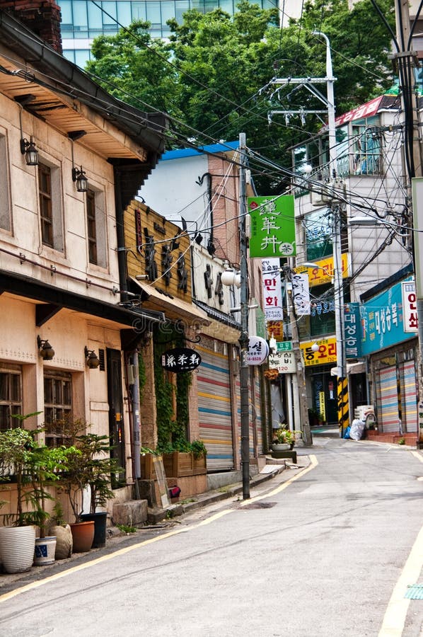 Old and new architecture in downtown Seoul