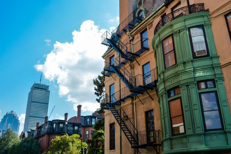 Clásico naranja casa verde cobre negro escapar escalera sobre el su fachada puntos k distante prudente la Torre un rascacielos en,, Estados Unidos de América.