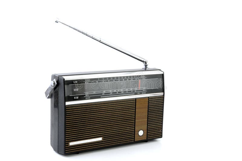 Staré drevené rádio izolované na bielom pozadí.