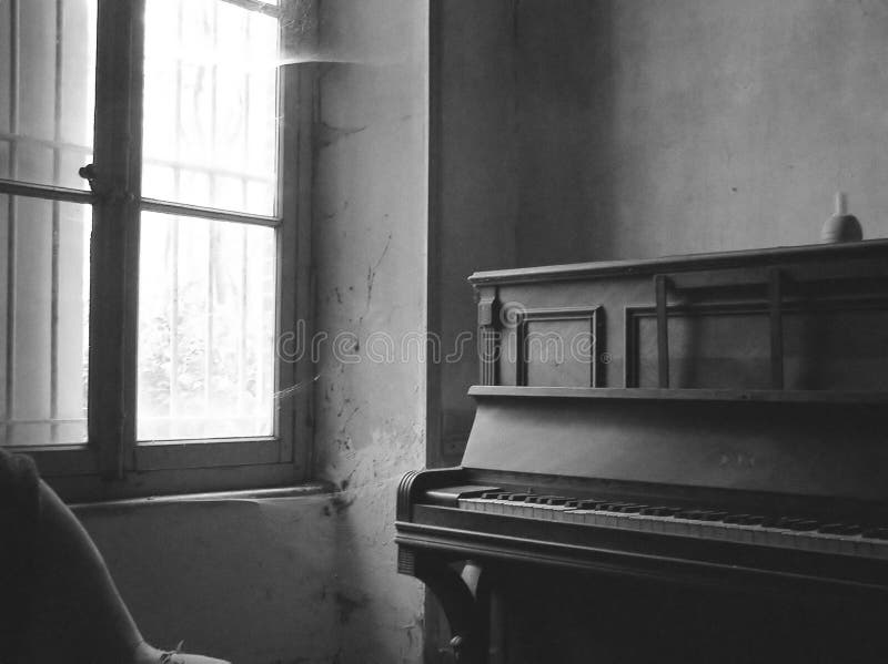 Old room with a piano in black and white