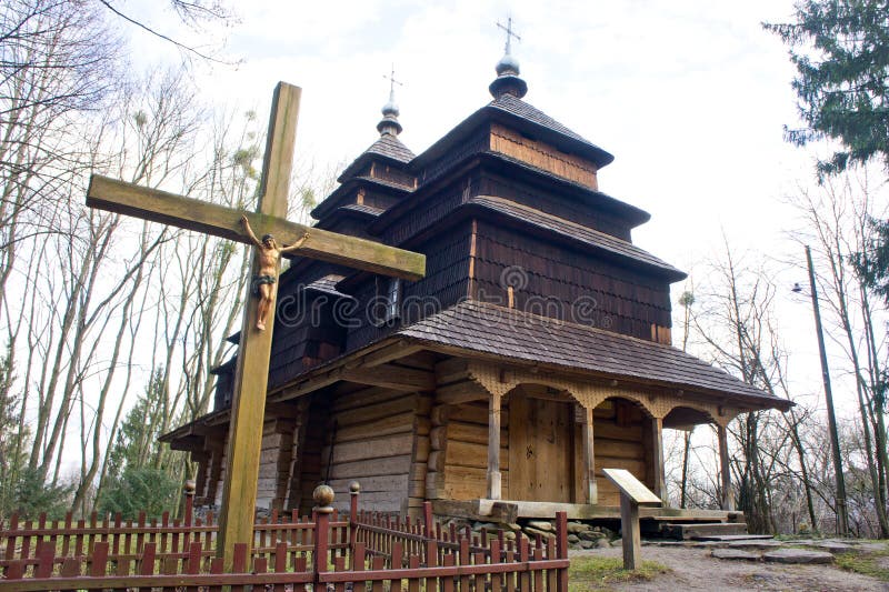 Starý vidiecky drevený kostol. Zázemie pre náboženstvo. Zázemie pre stavbu z prírodných materiálov
