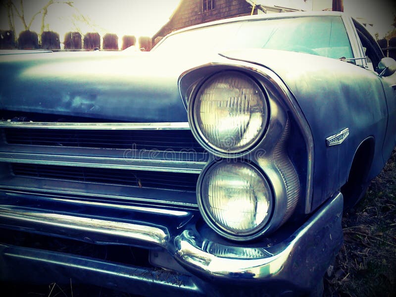 Viejo oxidado auto en.