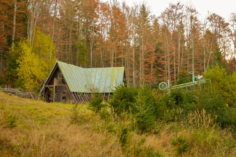 Starý rezavý a opuštěný lyžařský vlek v pohoří Polana