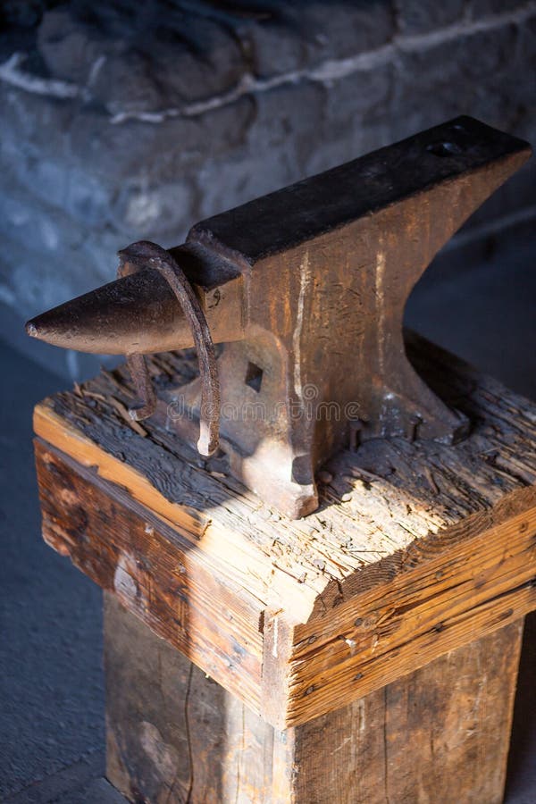 Rusty Cast Iron Glue Pot Old Carpenter Tool Prepare Hide Stock Photo by  ©Wirestock 432474354