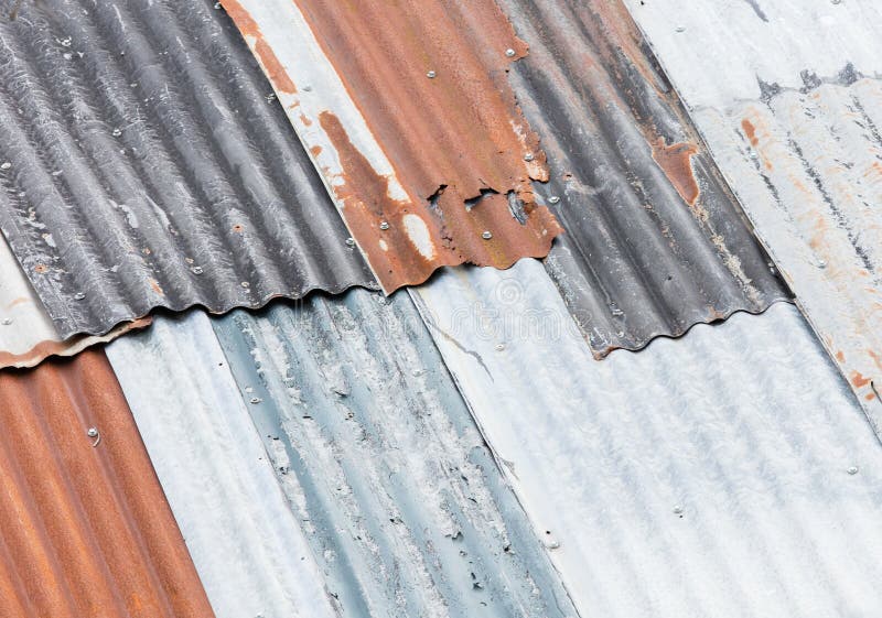 Viejo oxidado techo, en anhelo de alguno mantenimiento.