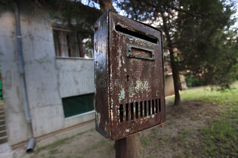 Vecchio arrugginito cassetta postale giardino.