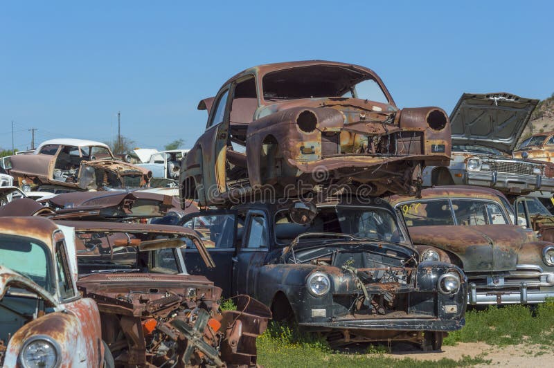 Kaira - Cidade em Chamas Old-rusty-vintage-cars-junk-yard-front-view-autos-clear-blue-sky-auto-salvage-yard-junkyard-vintage-cars-157223144