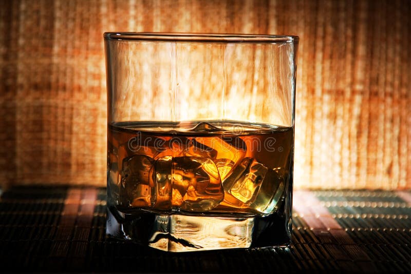 Trois des lunettes de du froid scotch whisky sur en bois tableau. flou  intérieur de pub à le Contexte. génératif ai. 24263562 Photo de stock chez  Vecteezy