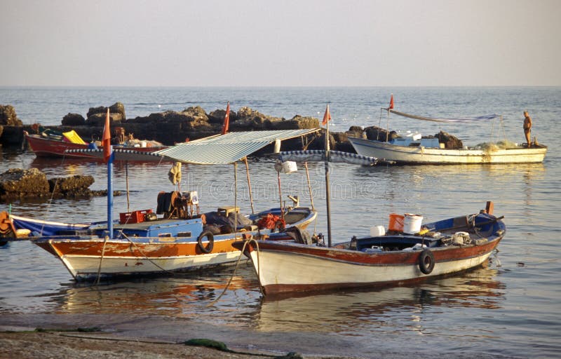 https://thumbs.dreamstime.com/b/old-small-wooden-fishing-boats-alanya-turkish-riviera-old-small-wooden-fish-boats-alanya-turkey-mediterranean-area-171230472.jpg