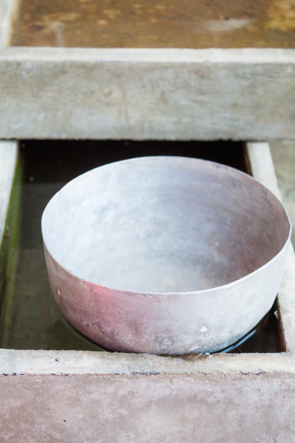 Old Stainless Water Bowl Floating Water Stock Photos - Free & Royalty ...