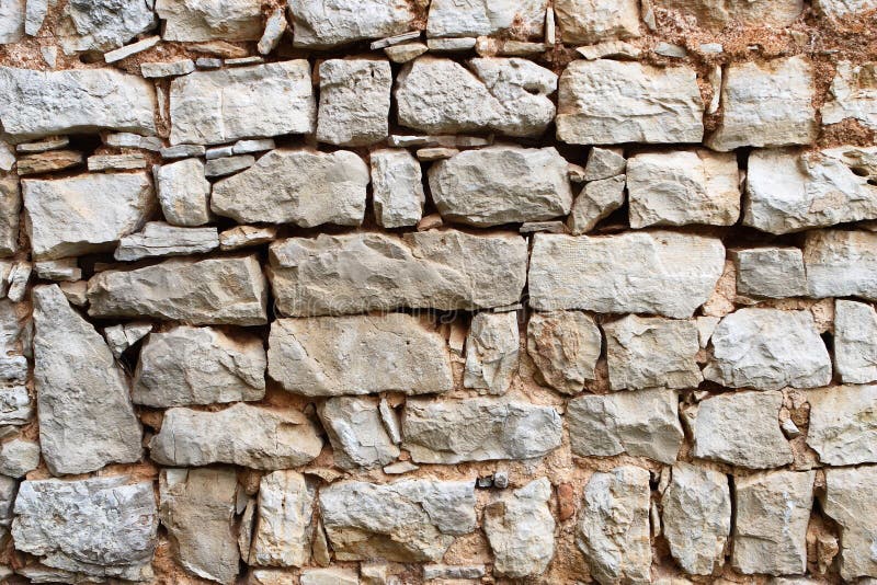 Vecchio muro di pietra costruito nel vecchio modo.