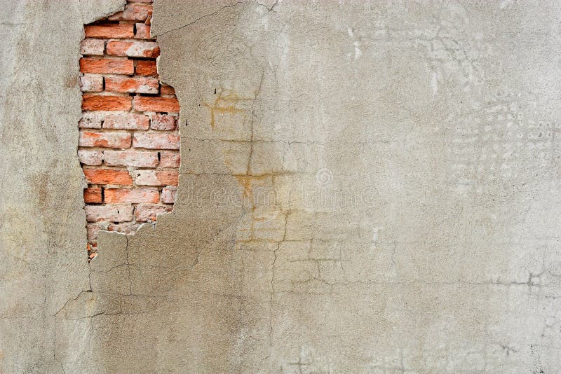 Eine beschädigte Wand Stuck mit original-backstein ausgesetzt.