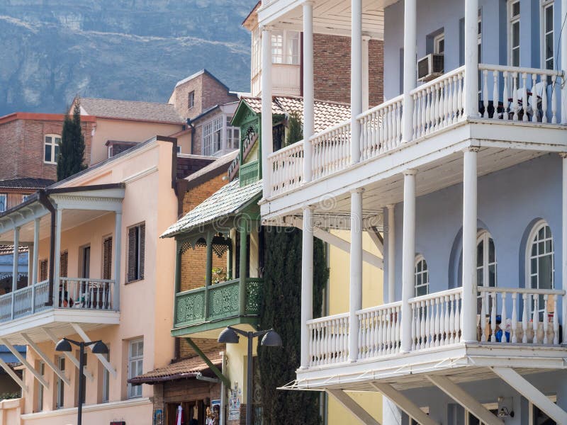 Colorato balconi intagliati nel centro Storico di Tbilisi, in Georgia, vicino alle terme sulfuree.