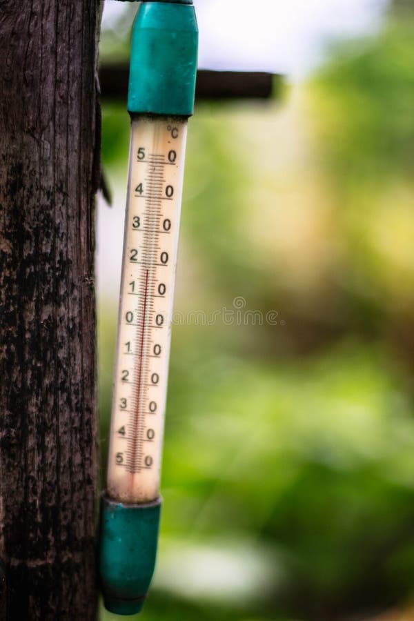 https://thumbs.dreamstime.com/b/old-thermometer-hanging-yard-rural-house-100216310.jpg