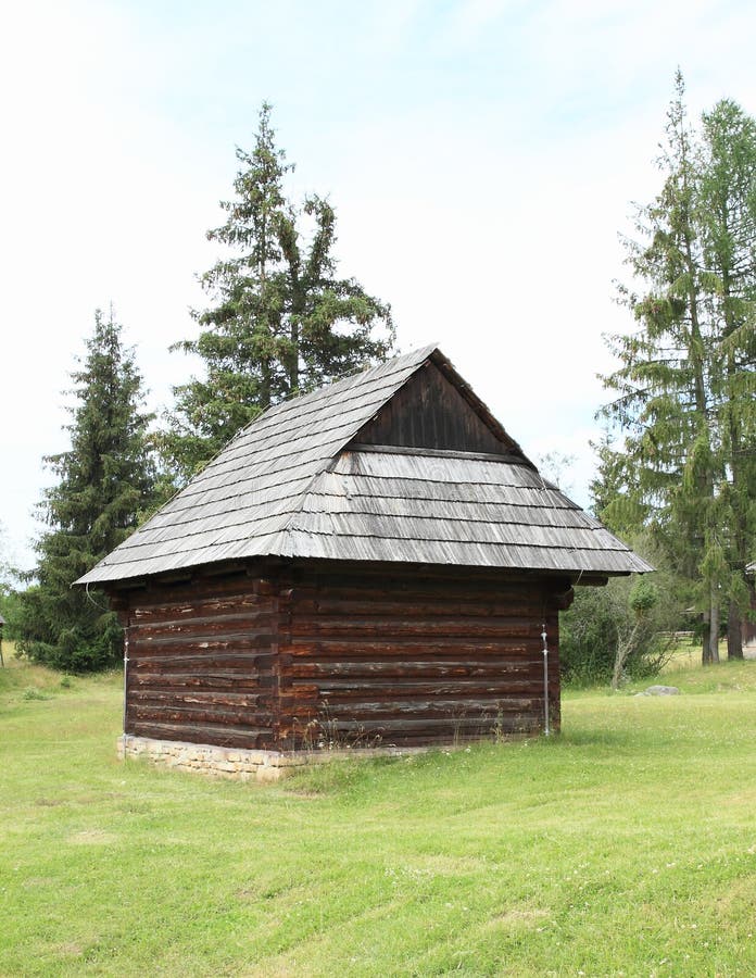 Starý zrubový dedinský dom v skanzene