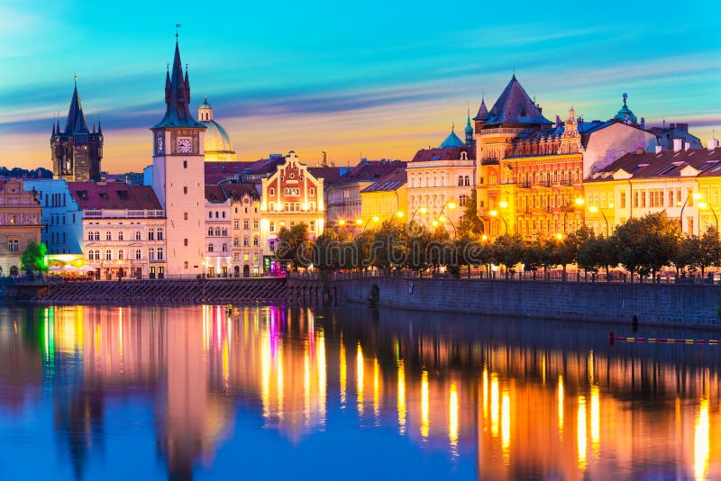 Panoramica estate, tramonto, panorama della Città Vecchia architettura antica e del fiume Moldava pier a Praga, Repubblica ceca.