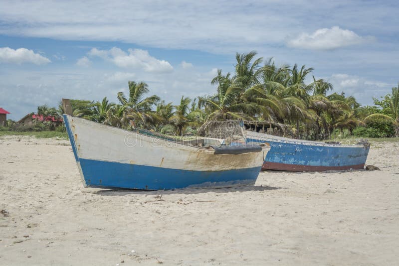 https://thumbs.dreamstime.com/b/old-traditional-fishermen-wood-boats-beach-angola-two-old-fishermen-blue-boats-115812943.jpg