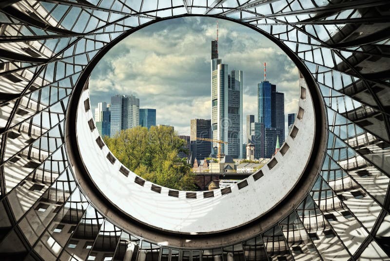 Frankfurt nad moderní město z Německa Jeho nové budovy architektury je v kombinaci s staré historické budovy a památky.