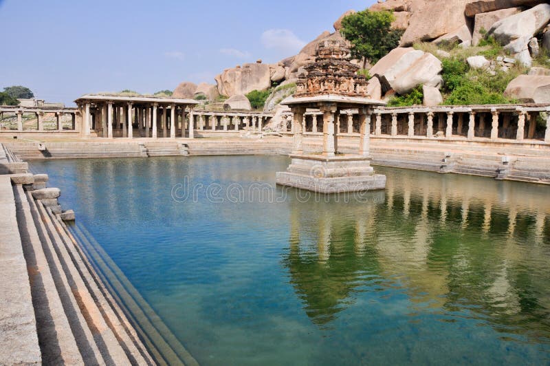 Antico Acqua piscina un tempio sul il mercato,,.