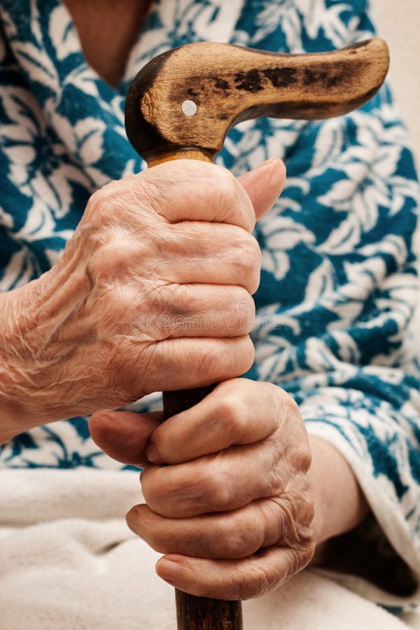 Staré womans ruky sú založené na vertikálnej tyči.