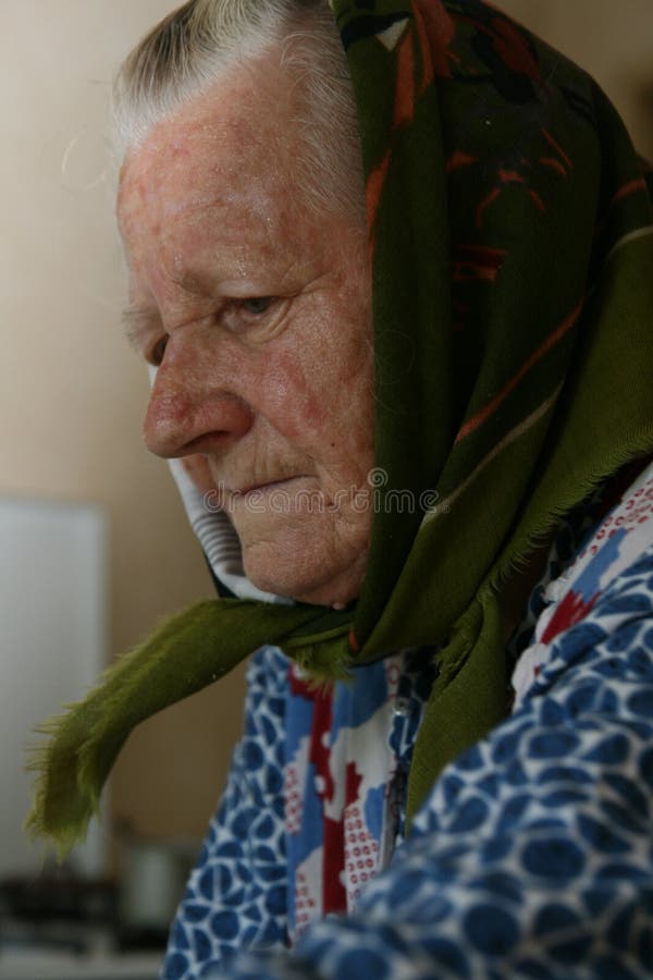 Stará žena, senior, stará matka v tradičnom stredoeurópskom oblečení