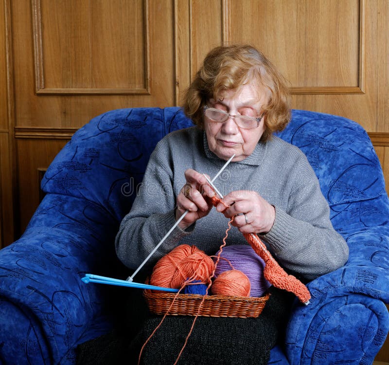 Связывают тетку. Женщина вяжет. Бабушка с вязанием. Бабушки вязальщицы. Бабуля в кресле.