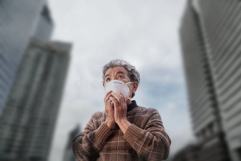 Old woman wearing a mask fear problem air pollution in the city stock photography Old woman wearing a mask fear problem air pollution in the city stock photography