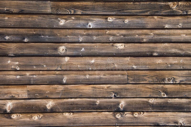 Ván gỗ cũ - Với ván gỗ cũ, bạn có thể tạo ra những kiểu dáng độc đáo và phong cách cho ngôi nhà của mình. Ván gỗ cũ có thể thêm vào sự ấm áp và bản sắc của căn nhà và tạo ra một không gian khá thú vị và độc đáo.