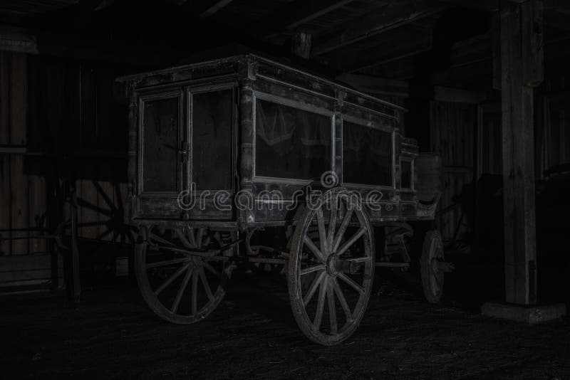 Viejo un caballo transporte en escucha tarde 180 0, vaso ventanas cortinas en oscuro aterrador ambiente.