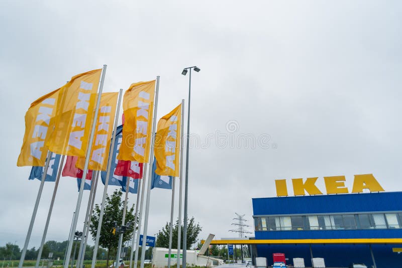 Oldenburg, Nedersaksen, Duitsland - 13 Juli, 2019 IKEA markeert dichtbij de IKEA-Opslag IKEA is de grootste het meubilairdetailha stock foto Oldenburg, Nedersaksen, Duitsland - 13 Juli, 2019 IKEA markeert dichtbij de IKEA-Opslag IKEA is de grootste het meubilairdetailha stock foto