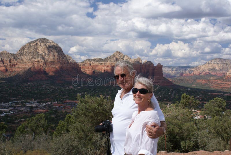 Senior pár teší odchod do dôchodku tým, vyhliadková plavba v krásnom Sedona Arizona.