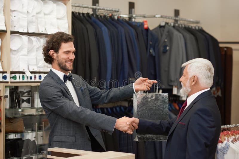 De más viejo hombres dar crédito tarjeta sobre el vendedor.