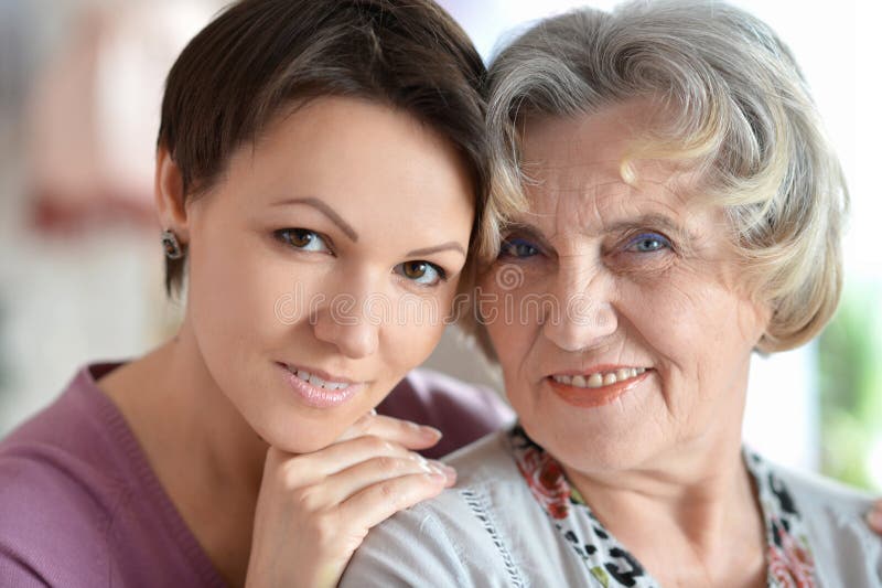 Retrato feliz más viejo mujer mujer joven.