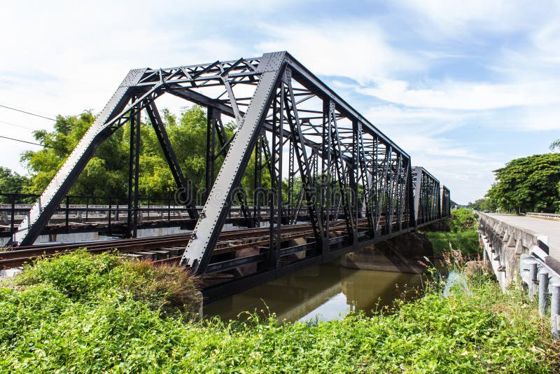 Oldold утюжит железнодорожный мост конструкции в Lamphun Таиланде стоковые фото