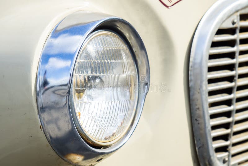 Oldtimer mit Nahaufnahme auf Scheinwerfern oder Scheinwerferlampe der Retro- Autoweinleseart stockfoto