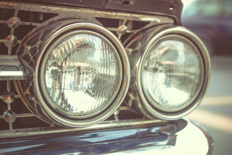 Oldtimer mit Nahaufnahme auf Scheinwerfern oder Scheinwerferlampe von rösten stockbild