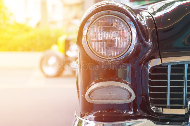 Oldtimer mit Nahaufnahme auf Scheinwerfern oder Scheinwerferlampe von rösten stockbild