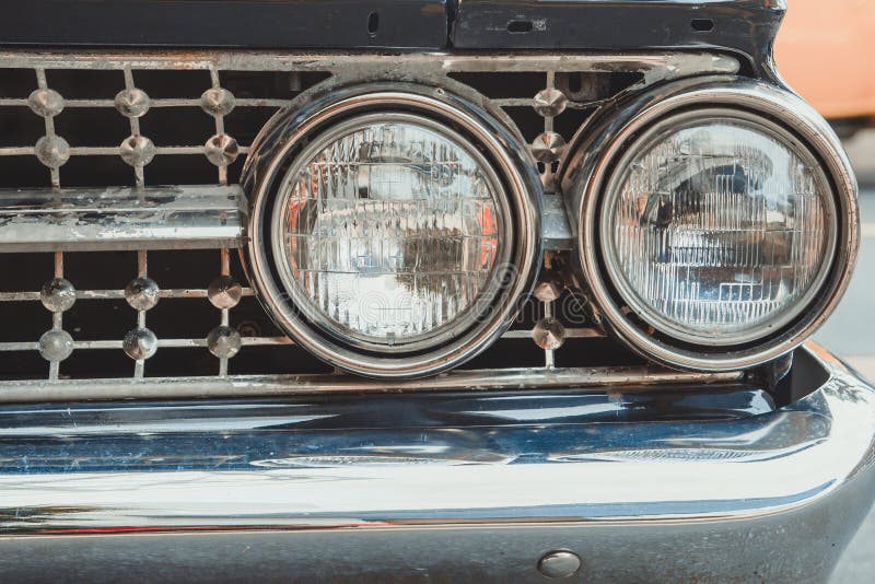 Oldtimer mit Nahaufnahme auf Scheinwerfern oder Scheinwerferlampe von rösten lizenzfreies stockbild