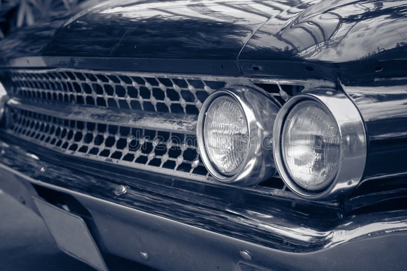 Oldtimer mit Nahaufnahme auf Scheinwerfern oder Scheinwerferlampe von rösten lizenzfreie stockbilder