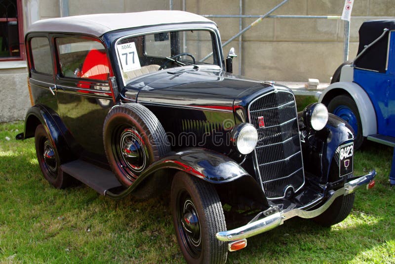 Oldtimer Opel redaktionelles stockbild. Bild von fahrzeug - 47935739