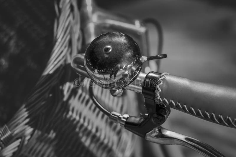 Oldtimers met oldtimers en mand in zwart-wit royalty-vrije stock afbeelding