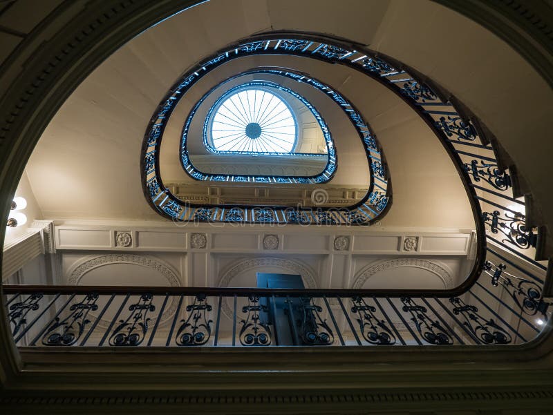 Olhando acima a escadaria espiral na galeria de Courtauld, Somerset House