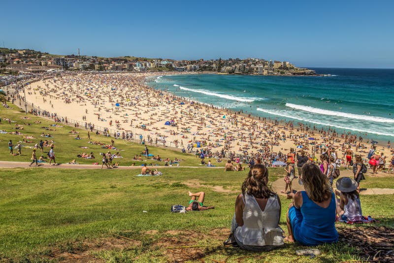 Olhando as multidões na praia de Bondi foto de stock Olhando as multidões na praia de Bondi foto de stock