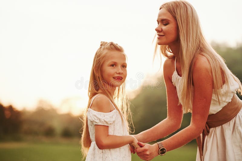 Olhando para longe Mãe e filha divertindo o fim de semana juntos caminhando ao ar livre no campo Bonita natureza fotografia de stock Olhando para longe Mãe e filha divertindo o fim de semana juntos caminhando ao ar livre no campo Bonita natureza fotografia de stock
