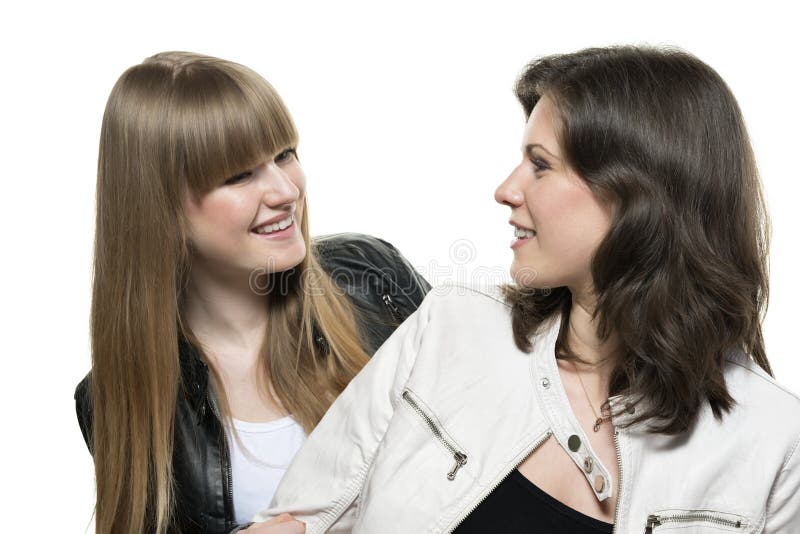 Meninas Lindas Duas Irmãs Gêmeas Sentadas E Posando No Estúdio Com Fundo  Branco Imagem de Stock - Imagem de profissional, humano: 165767723