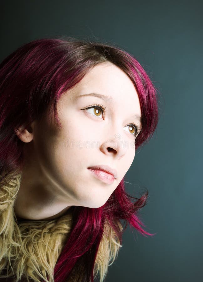 Menina Do Olhar De Emo Com Cabelo Vermelho Foto de Stock - Imagem de fungo,  penteado: 14174242