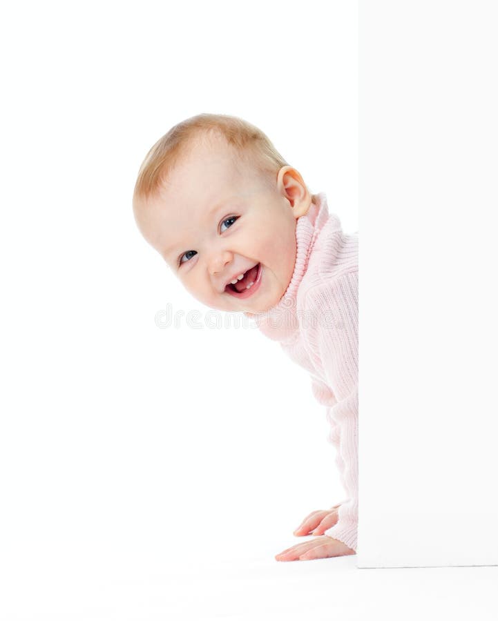 Olhar de sorriso engraçado da menina fora da parede fotos de stock Olhar de sorriso engraçado da menina fora da parede fotos de stock